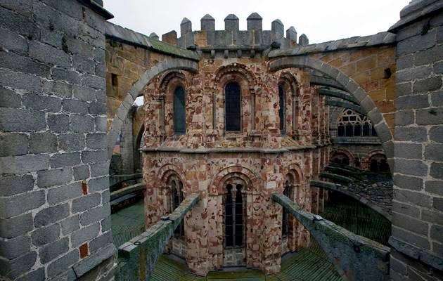 Imagen del cimborrio de la catedral de Ávila.