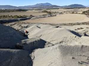 Muestreando las margas de la Fm. Larrés