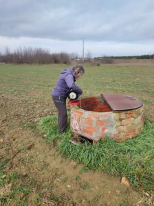 Almudena de la Losa en la campaña de medidas de los niveles piezométricos en La Valduerna (León). Febrero 2024